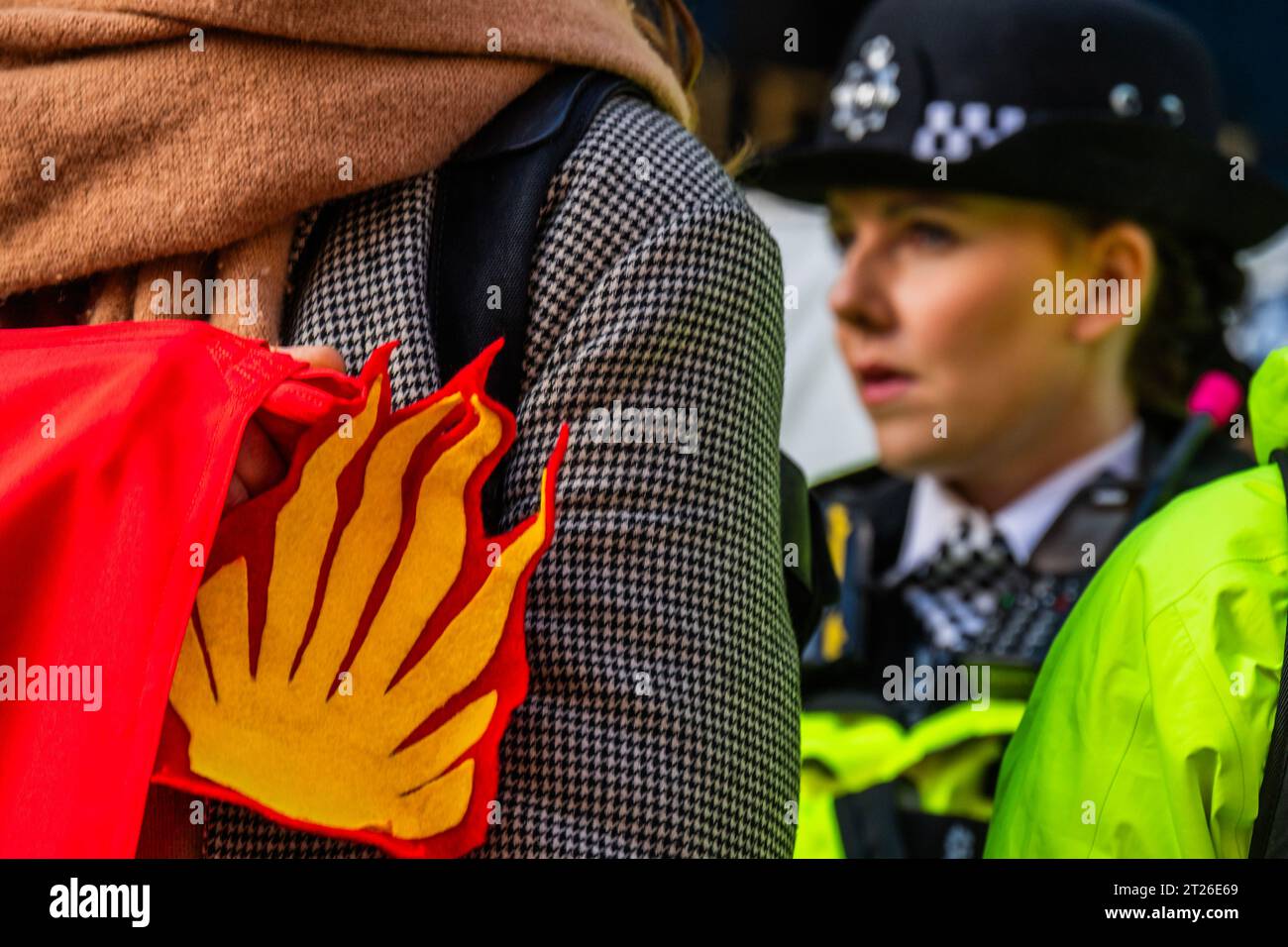 Londres, Royaume-Uni. 17 octobre 2023. La manifestation de l'argent huileux - Fossil Free london et la rébellion de l'extinction protestent devant le forum Energy Intelligence (également connu sous le nom d'Oscars pour l'industrie pétrolière) à l'hôtel Intercontinetal, Park Lane. Crédit : Guy Bell/Alamy Live News Banque D'Images