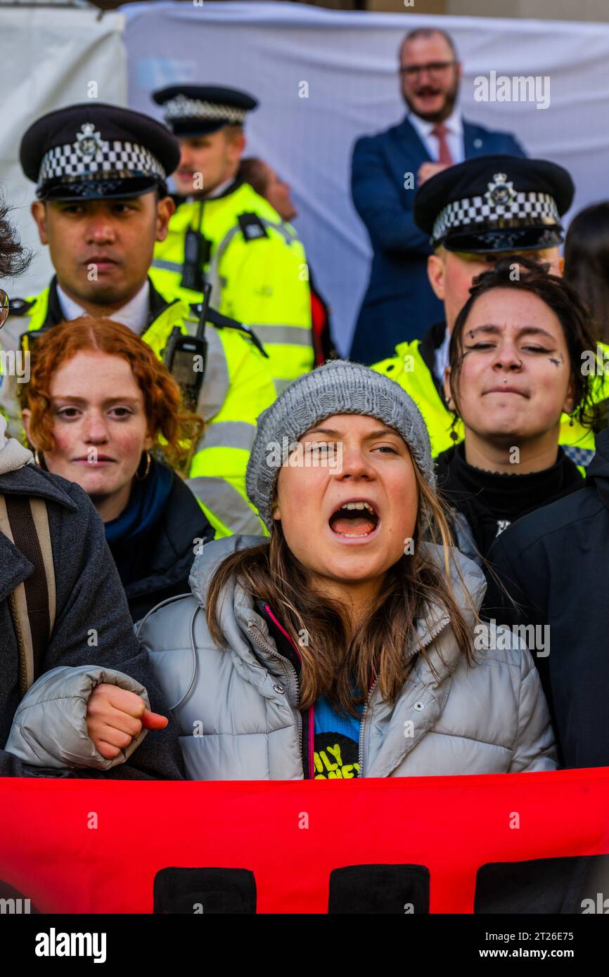 Londres, Royaume-Uni. 17 octobre 2023. GRETA Thunberg assiste à la manifestation Oil Money Out - Fossil Free london et extinction rebellion Protest devant le forum Energy Intelligence (également connu sous le nom d'Oscars pour l'industrie pétrolière) à l'hôtel Intercontinetal, Park Lane. Crédit : Guy Bell/Alamy Live News Banque D'Images