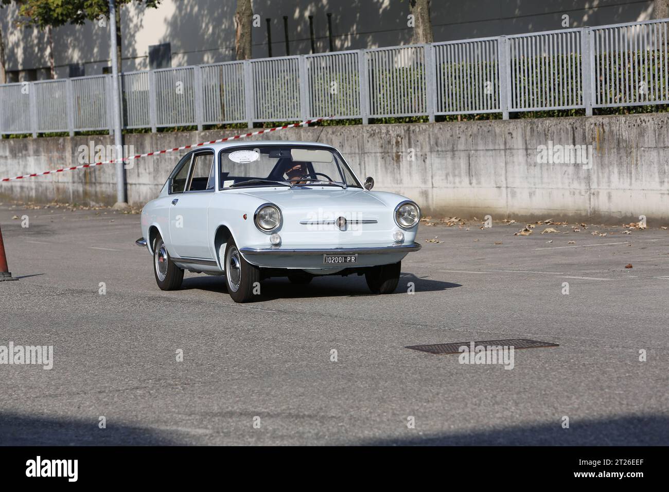 Bibbiano-Reggio Emilia Italie - 07 15 2015 : Rallye gratuit de voitures anciennes sur la place de la ville Fiat 850 coupé. Photo de haute qualité Banque D'Images