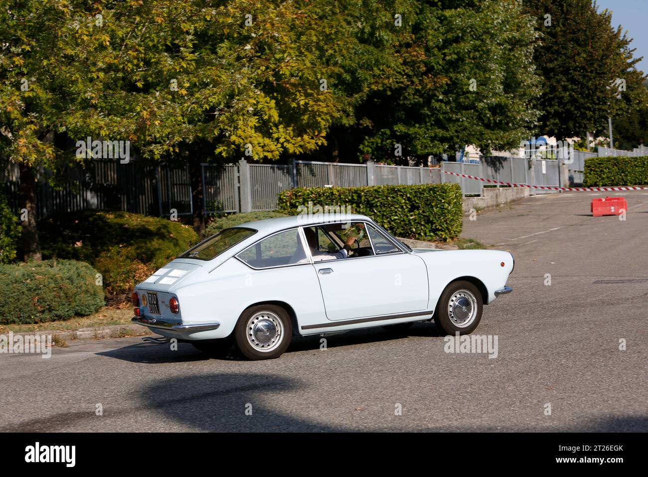 Bibbiano-Reggio Emilia Italie - 07 15 2015 : Rallye gratuit de voitures anciennes sur la place de la ville Fiat 850 coupé. Photo de haute qualité Banque D'Images