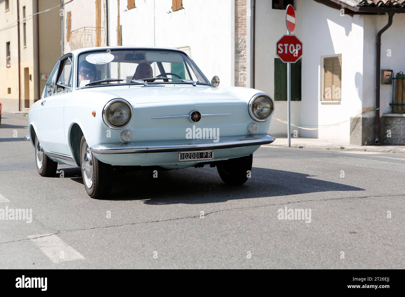 Bibbiano-Reggio Emilia Italie 07 15 2015 rallye gratuit de voitures anciennes dans la place de la ville Fiat 850 Coupe. Photo de haute qualité Banque D'Images