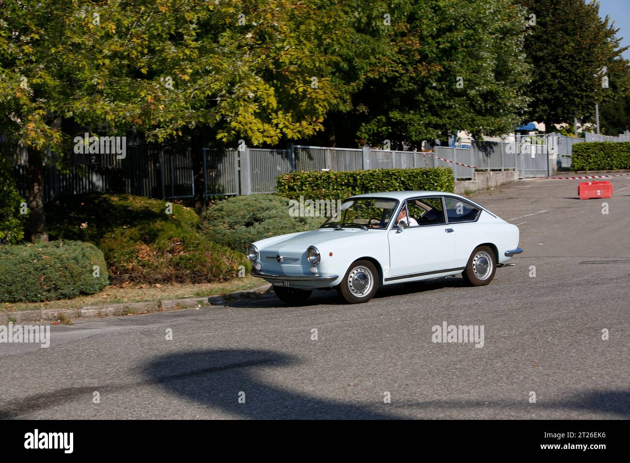 Bibbiano-Reggio Emilia Italie - 07 15 2015 : Rallye gratuit de voitures anciennes sur la place de la ville Fiat 850 coupé. Photo de haute qualité Banque D'Images