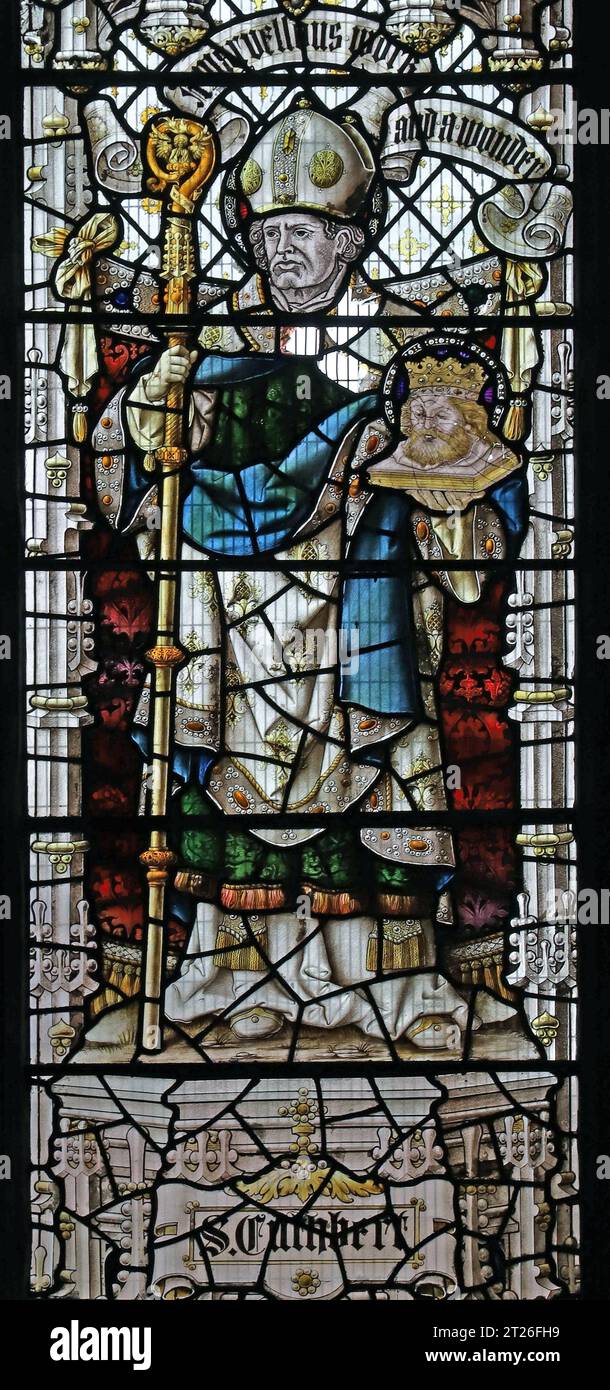 Vitrail de Percy Bacon représentant Saint Cuthbert tenant la tête du roi Oswald, église St Mary Magdalene, Newark, Nottinghamshire Banque D'Images