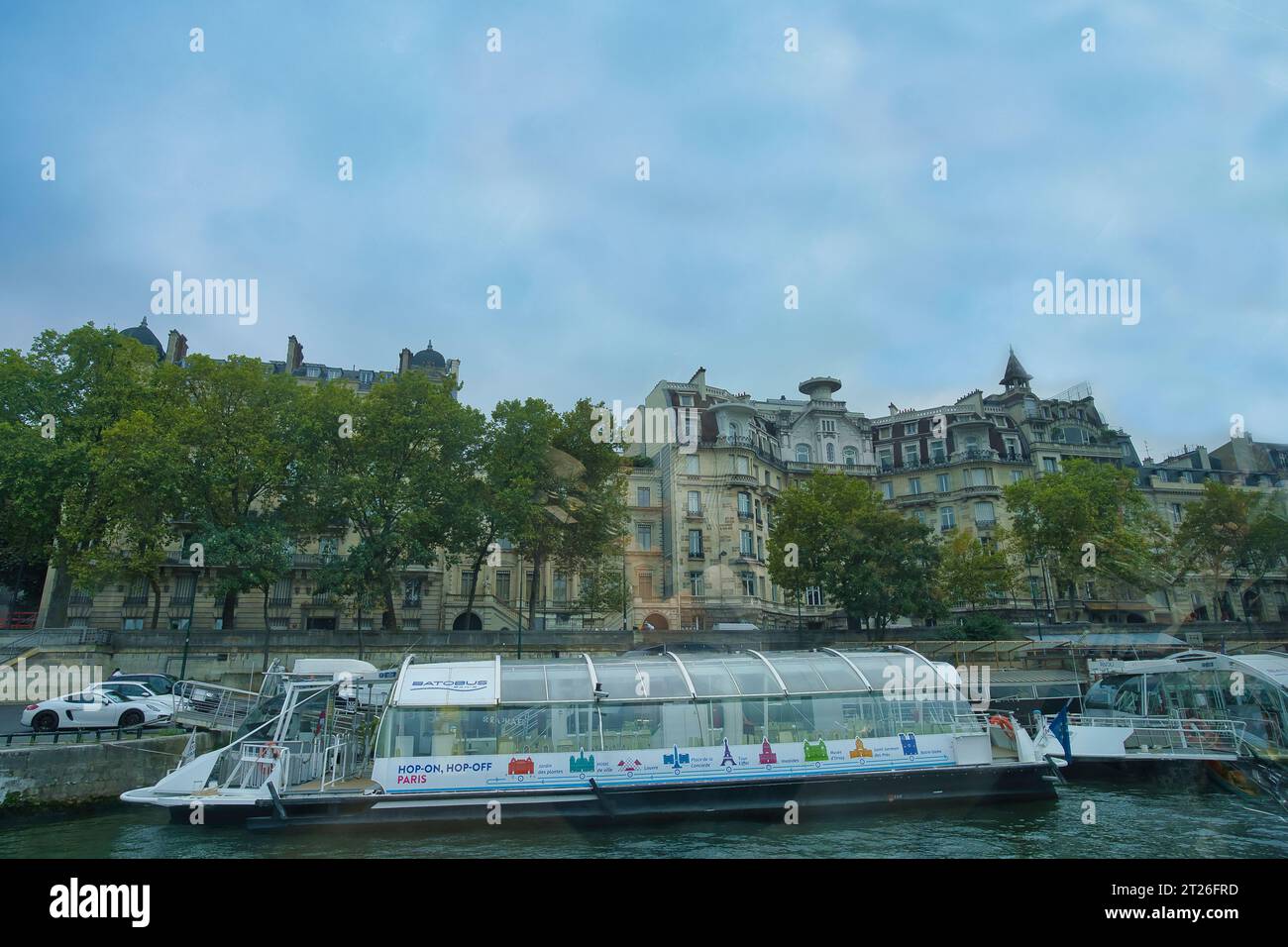France, Paris 25.08.2023 vue sur Batobus et 27 Quai Anatole, depuis les Bateaux Parisiens sur la seine Banque D'Images