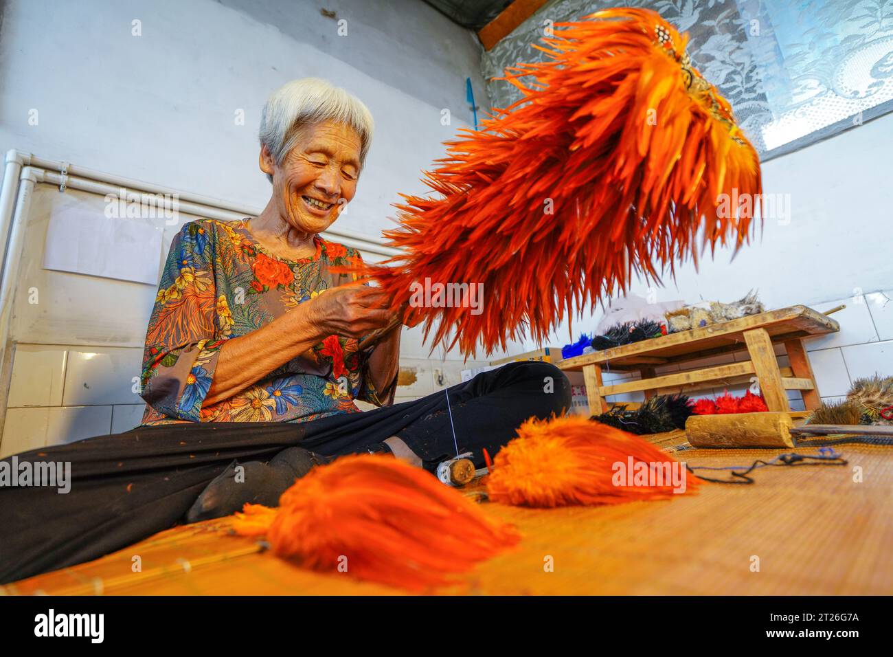 Comté de Luannan, Chine - 26 août 2023 : l'artisan fabrique un plumeau. Banque D'Images