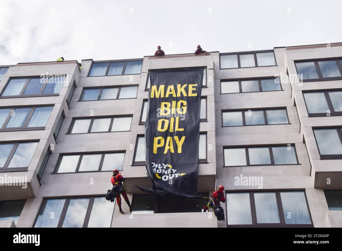 Londres, Angleterre, Royaume-Uni. 17 octobre 2023. Les manifestants climatiques escaladent l'hôtel InterContinental à Park Lane et lâchent une grande bannière lors du Forum sur l'intelligence énergétique, un sommet des plus grandes entreprises pétrolières. Les manifestants ont bloqué l'entrée et ont essayé d'empêcher les délégués d'entrer dans l'hôtel. (Image de crédit : © Vuk Valcic/ZUMA Press Wire) USAGE ÉDITORIAL SEULEMENT! Non destiné à UN USAGE commercial ! Crédit : ZUMA Press, Inc./Alamy Live News Banque D'Images