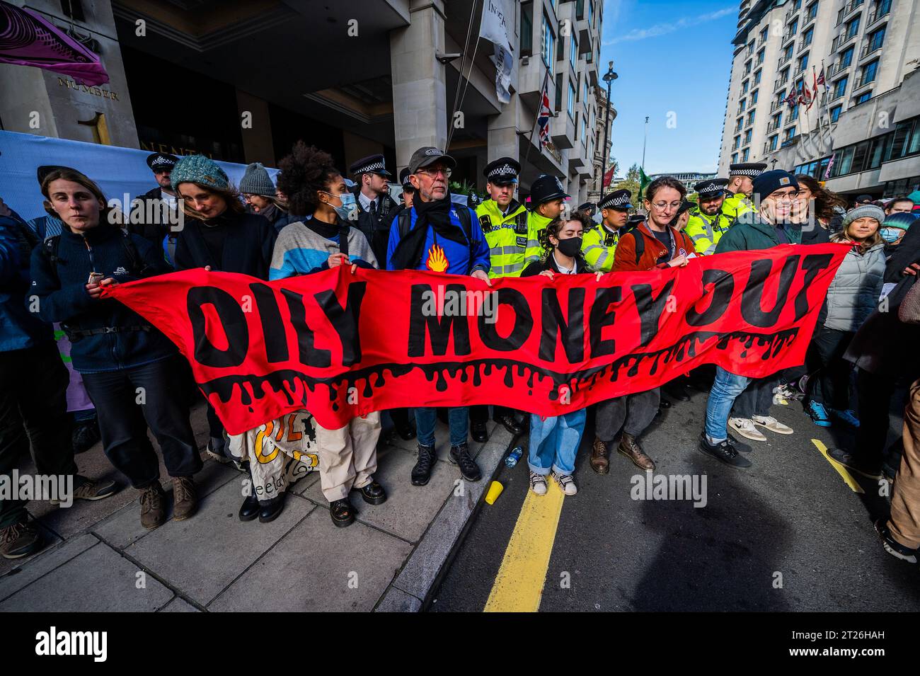 Londres, Royaume-Uni. 17 octobre 2023. La manifestation de l'argent huileux - Fossil Free london et la rébellion de l'extinction protestent devant le forum Energy Intelligence (également connu sous le nom d'Oscars pour l'industrie pétrolière) à l'hôtel Intercontinetal, Park Lane. Crédit : Guy Bell/Alamy Live News Banque D'Images