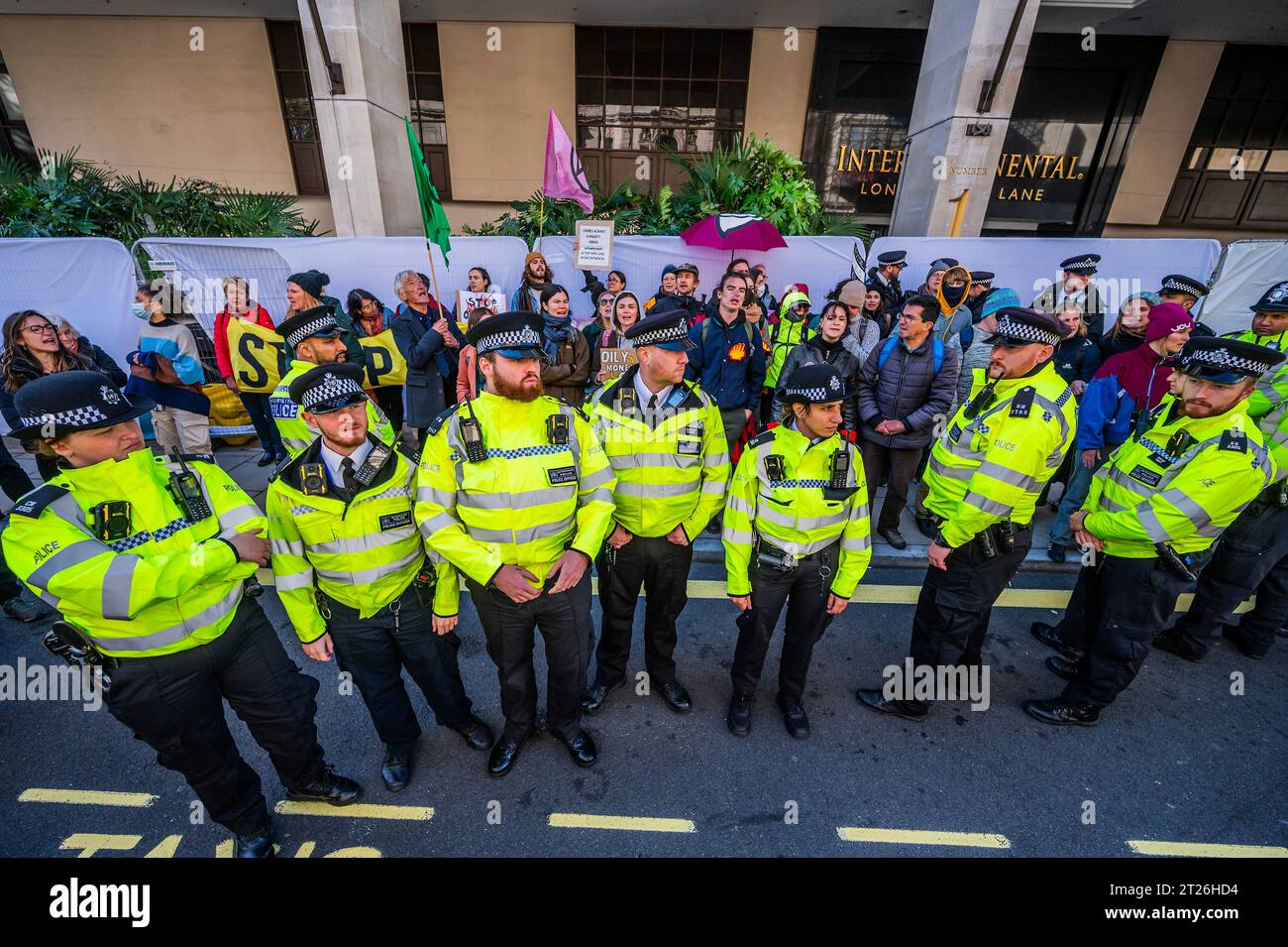 Londres, Royaume-Uni. 17 octobre 2023. La manifestation de l'argent huileux - Fossil Free london et la rébellion de l'extinction protestent devant le forum Energy Intelligence (également connu sous le nom d'Oscars pour l'industrie pétrolière) à l'hôtel Intercontinetal, Park Lane. Crédit : Guy Bell/Alamy Live News Banque D'Images