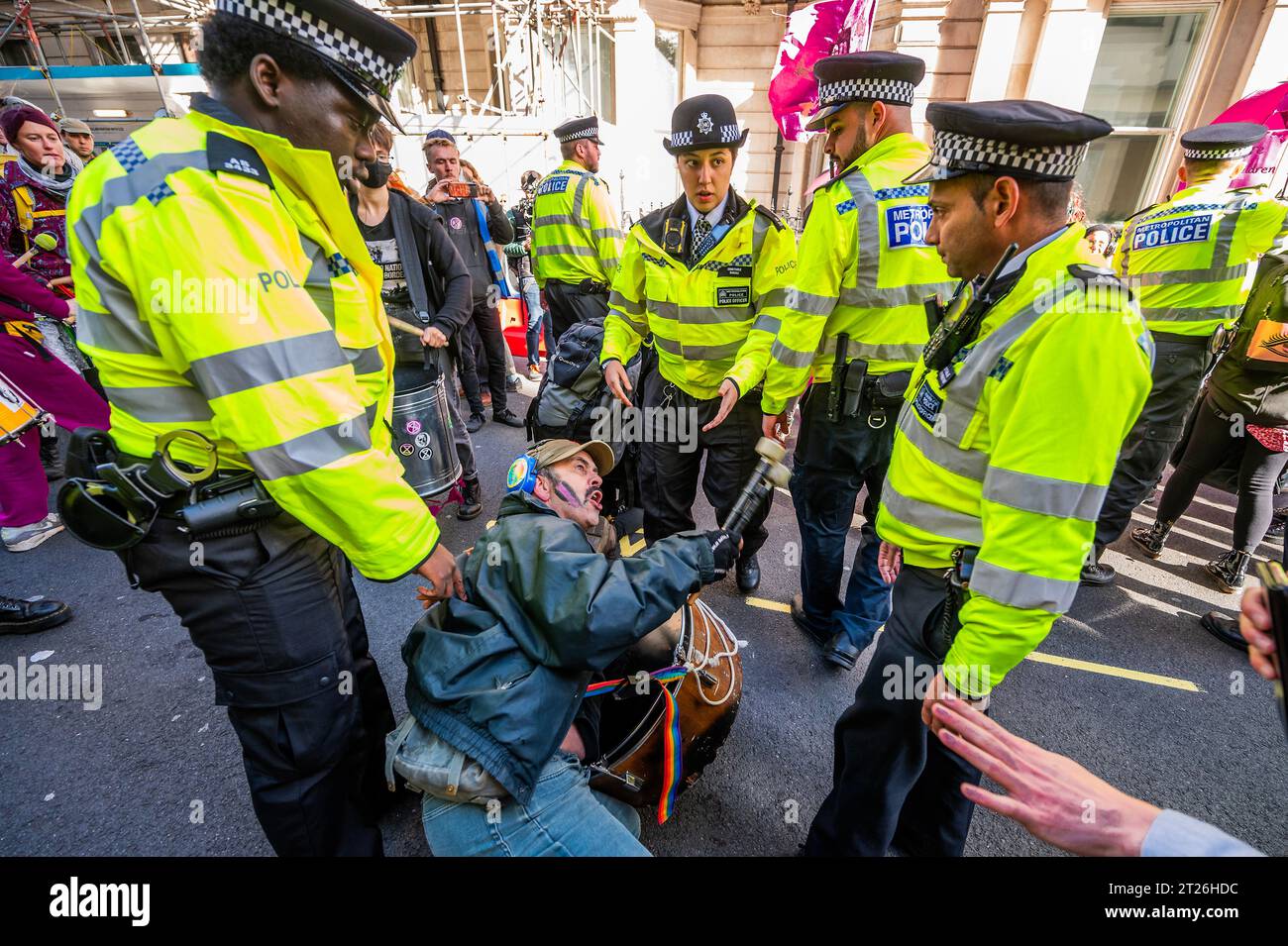 Londres, Royaume-Uni. 17 octobre 2023. La manifestation de l'argent huileux - Fossil Free london et la rébellion de l'extinction protestent devant le forum Energy Intelligence (également connu sous le nom d'Oscars pour l'industrie pétrolière) à l'hôtel Intercontinetal, Park Lane. Crédit : Guy Bell/Alamy Live News Banque D'Images