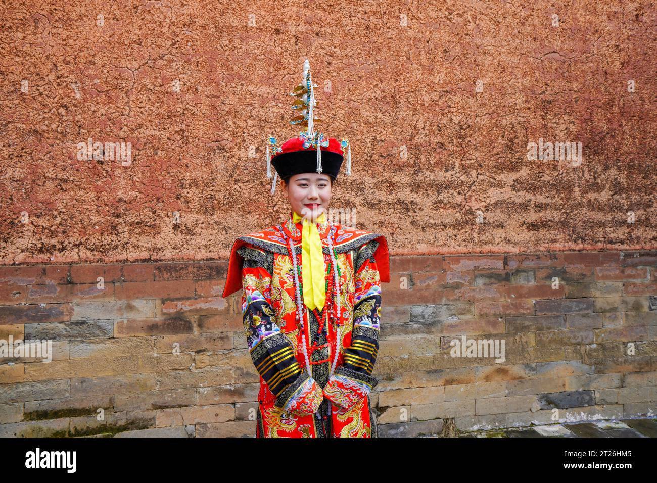 Ville de Zunhua, Chine - 27 août 2023 : acteur qui joue le rôle d'impératrice à la cérémonie de bénédiction de Xiaoling de Qingdongling. Banque D'Images
