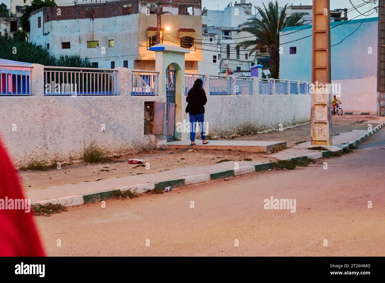 Les gens marchent dans la rue la nuit Banque D'Images