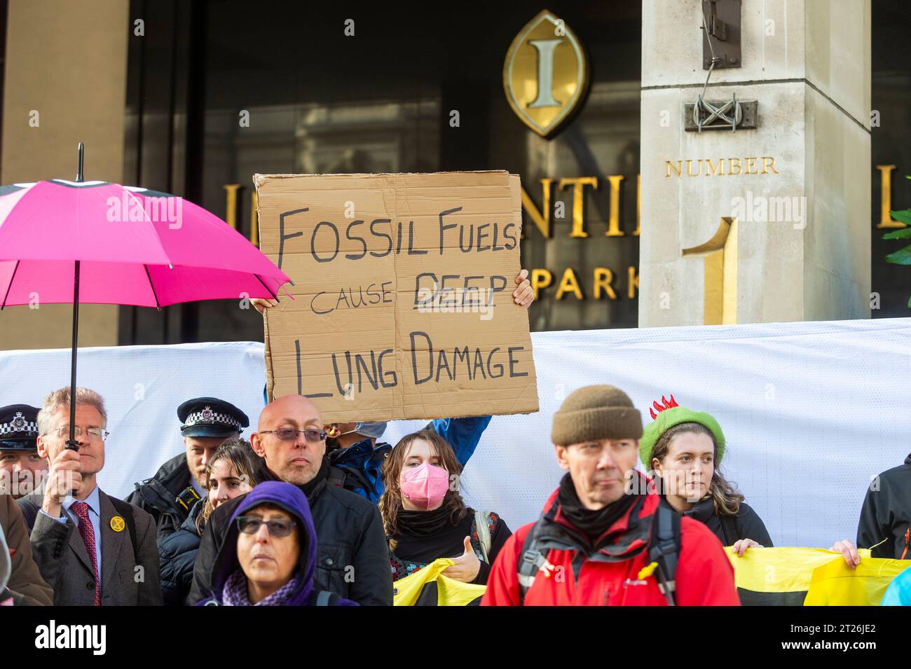 Londres, Royaume-Uni. 17 octobre 2023. Des militants de Fossil Free London et extinction Rebellion lors d'une manifestation climatique « Oil Money Out » devant l'Intercontinental Hotel Park Lane, où se tient un forum de trois jours sur l'intelligence énergétique (anciennement la conférence sur le pétrole et l'argent). Crédit : Stephen Chung / Alamy Live News Banque D'Images