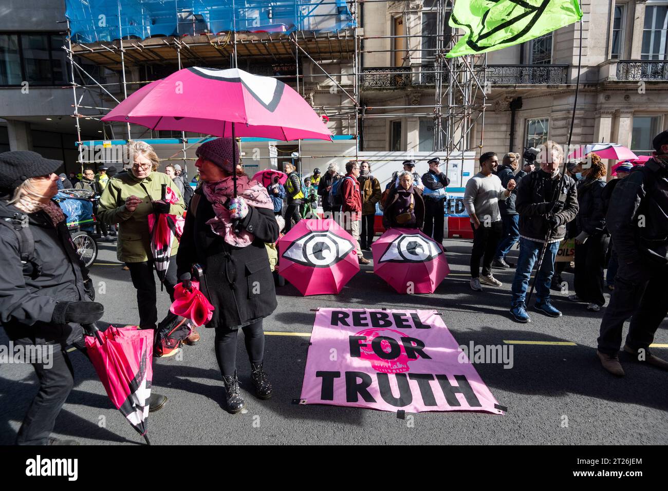Londres, Royaume-Uni. 17 octobre 2023. Des militants de Fossil Free London et extinction Rebellion lors d'une manifestation climatique « Oil Money Out » devant l'Intercontinental Hotel Park Lane, où se tient un forum de trois jours sur l'intelligence énergétique (anciennement la conférence sur le pétrole et l'argent). Crédit : Stephen Chung / Alamy Live News Banque D'Images