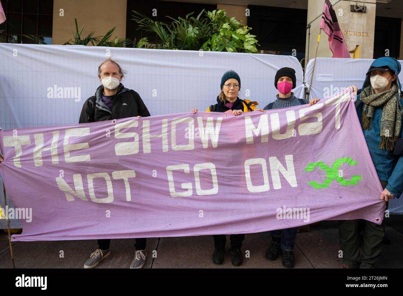 Londres, Royaume-Uni. 17 octobre 2023. Des militants de Fossil Free London et extinction Rebellion lors d'une manifestation climatique « Oil Money Out » devant l'Intercontinental Hotel Park Lane, où se tient un forum de trois jours sur l'intelligence énergétique (anciennement la conférence sur le pétrole et l'argent). Crédit : Stephen Chung / Alamy Live News Banque D'Images