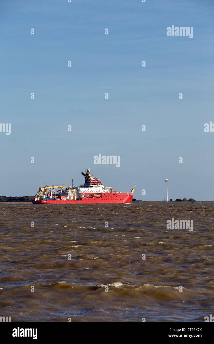 RRS Sir David Attenborough quitte Harwich Haven et passe le port de Felixstowe et Landguard point. Banque D'Images