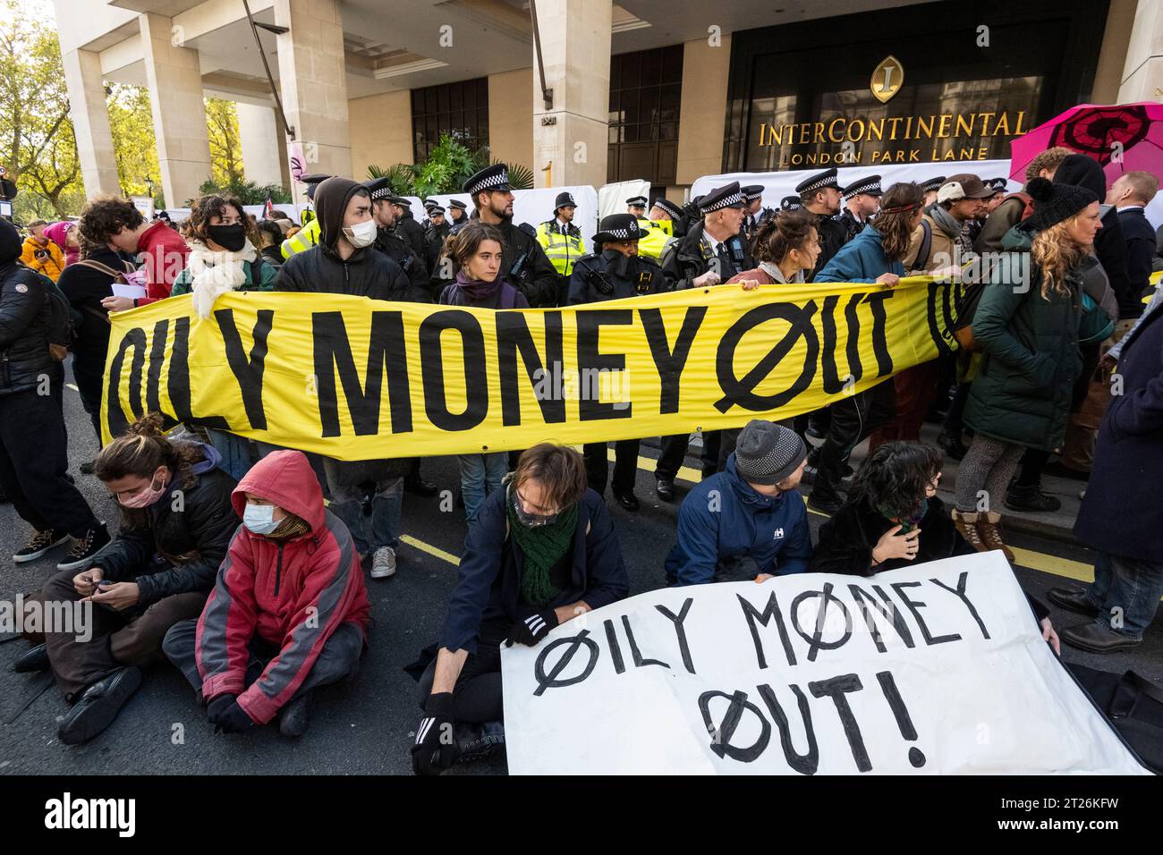 Londres, Royaume-Uni. 17 octobre 2023. Des militants de Fossil Free London et extinction Rebellion lors d'une manifestation climatique « Oil Money Out » devant l'Intercontinental Hotel Park Lane, où se tient un forum de trois jours sur l'intelligence énergétique (anciennement la conférence sur le pétrole et l'argent). Crédit : Stephen Chung / Alamy Live News Banque D'Images