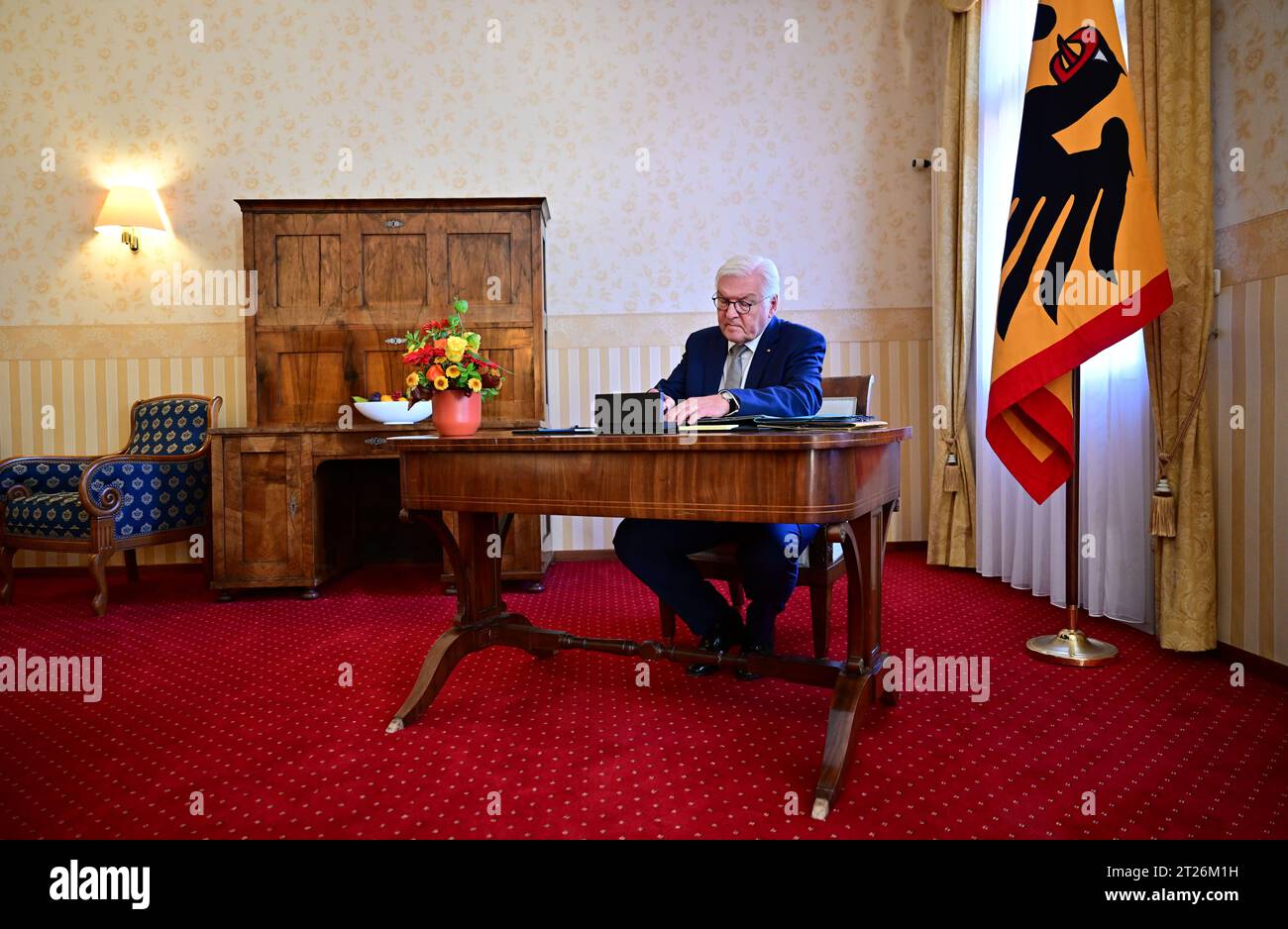 Meiningen, Allemagne. 17 octobre 2023. Le président fédéral Frank-Walter Steinmeier est assis à son bureau dans sa résidence officielle à l'Hôtel Sächsischer Hof. Il déménage sa résidence officielle à Meiningen pour trois jours dans le cadre de 'Ortszeit Deutschland'. Les séjours en dehors de Berlin sont destinés à engager une conversation avec les citoyens sur les défis, les souhaits et les préoccupations actuels. Crédit : Martin Schutt/dpa/Alamy Live News Banque D'Images