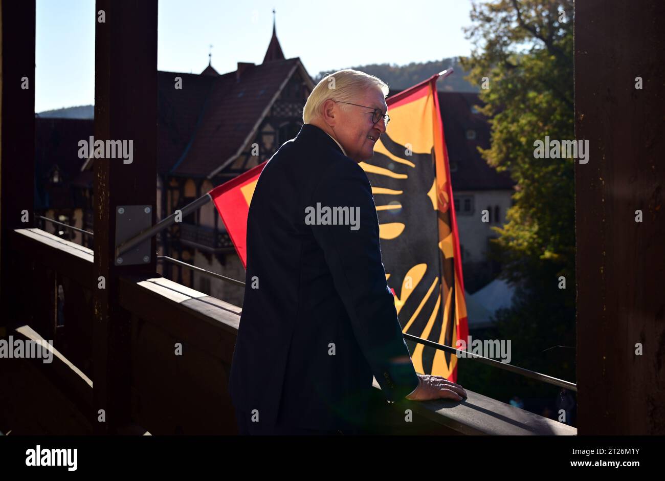 Meiningen, Allemagne. 17 octobre 2023. Le président fédéral Frank-Walter Steinmeier se trouve à côté du standard du président fédéral sur un balcon de la résidence officielle de l'hôtel Sächsischer Hof. Il déménage sa résidence officielle à Meiningen pour trois jours dans le cadre de « l'heure locale en Allemagne ». Les séjours en dehors de Berlin sont destinés à engager une conversation avec les citoyens sur les défis, les souhaits et les préoccupations actuels. Crédit : Martin Schutt/dpa/Alamy Live News Banque D'Images