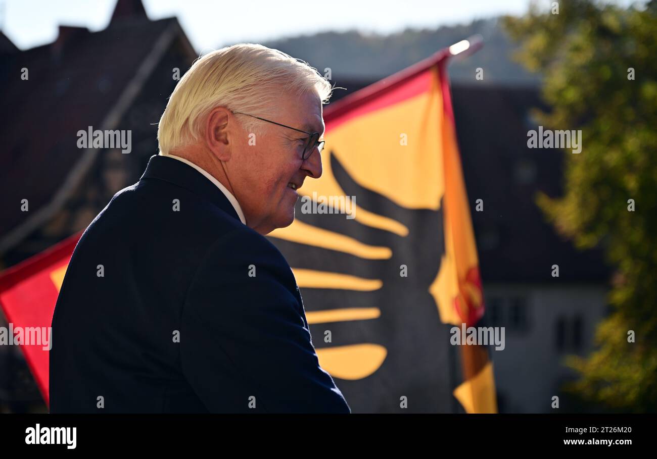 Meiningen, Allemagne. 17 octobre 2023. Le président fédéral Frank-Walter Steinmeier se trouve à côté du standard du président fédéral sur un balcon de la résidence officielle de l'hôtel Sächsischer Hof. Il déménage sa résidence officielle à Meiningen pour trois jours dans le cadre de « l'heure locale en Allemagne ». Les séjours en dehors de Berlin sont destinés à engager une conversation avec les citoyens sur les défis, les souhaits et les préoccupations actuels. Crédit : Martin Schutt/dpa/Alamy Live News Banque D'Images