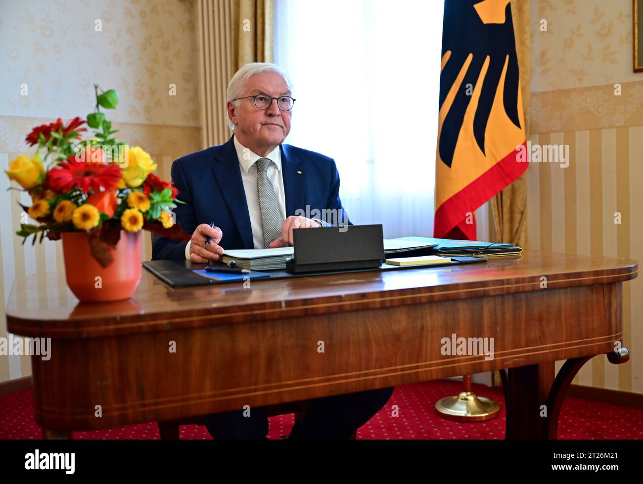 Meiningen, Allemagne. 17 octobre 2023. Le président fédéral Frank-Walter Steinmeier est assis à son bureau dans sa résidence officielle à l'Hôtel Sächsischer Hof. Il déménage sa résidence officielle à Meiningen pour trois jours dans le cadre de 'Ortszeit Deutschland'. Les séjours en dehors de Berlin sont destinés à engager une conversation avec les citoyens sur les défis, les souhaits et les préoccupations actuels. Crédit : Martin Schutt/dpa/Alamy Live News Banque D'Images