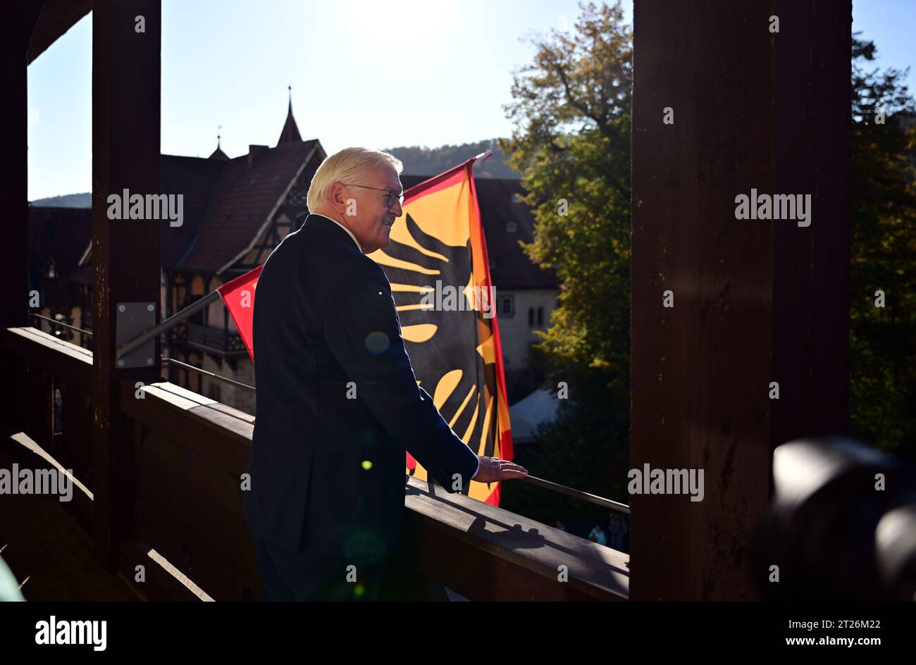 Meiningen, Allemagne. 17 octobre 2023. Le président fédéral Frank-Walter Steinmeier se trouve à côté du standard du président fédéral sur un balcon de la résidence officielle de l'hôtel Sächsischer Hof. Il déménage sa résidence officielle à Meiningen pour trois jours dans le cadre de « l'heure locale en Allemagne ». Les séjours en dehors de Berlin sont destinés à engager une conversation avec les citoyens sur les défis, les souhaits et les préoccupations actuels. Crédit : Martin Schutt/dpa/Alamy Live News Banque D'Images