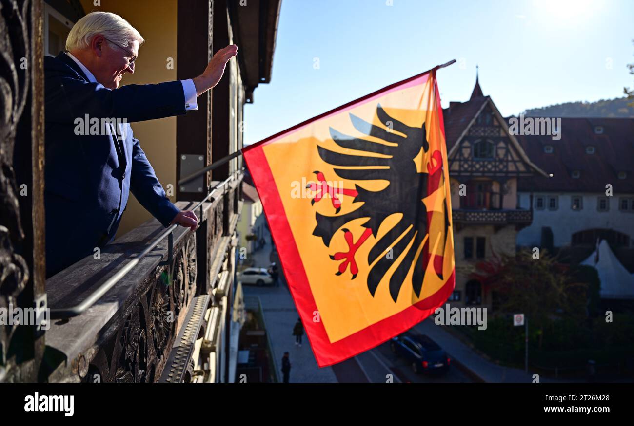 Meiningen, Allemagne. 17 octobre 2023. Le président fédéral Frank-Walter Steinmeier se trouve à côté du standard du président fédéral sur un balcon de la résidence officielle de l'hôtel Sächsischer Hof. Il déménage sa résidence officielle à Meiningen pour trois jours dans le cadre de « l'heure locale en Allemagne ». Les séjours en dehors de Berlin sont destinés à engager une conversation avec les citoyens sur les défis, les souhaits et les préoccupations actuels. Crédit : Martin Schutt/dpa/Alamy Live News Banque D'Images