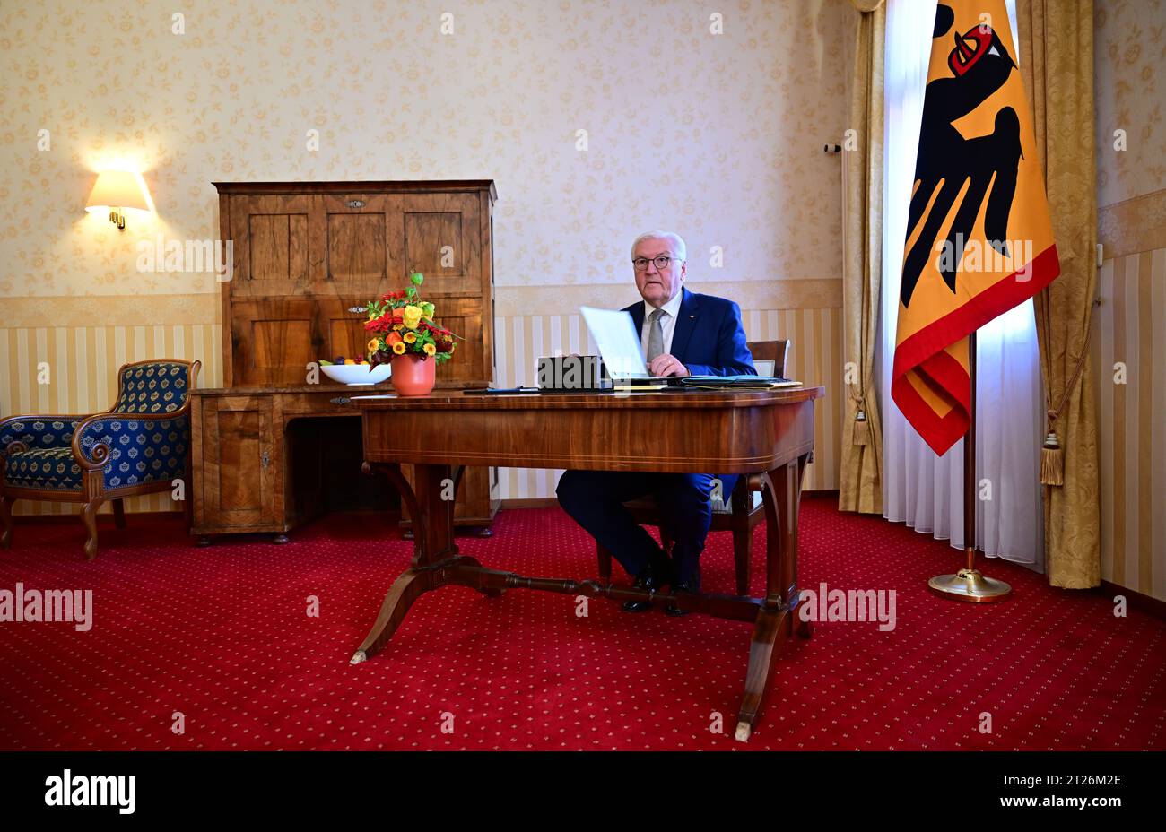 Meiningen, Allemagne. 17 octobre 2023. Le président fédéral Frank-Walter Steinmeier est assis à son bureau dans sa résidence officielle à l'Hôtel Sächsischer Hof. Il déménage sa résidence officielle à Meiningen pour trois jours dans le cadre de 'Ortszeit Deutschland'. Les séjours en dehors de Berlin sont destinés à engager une conversation avec les citoyens sur les défis, les souhaits et les préoccupations actuels. Crédit : Martin Schutt/dpa/Alamy Live News Banque D'Images