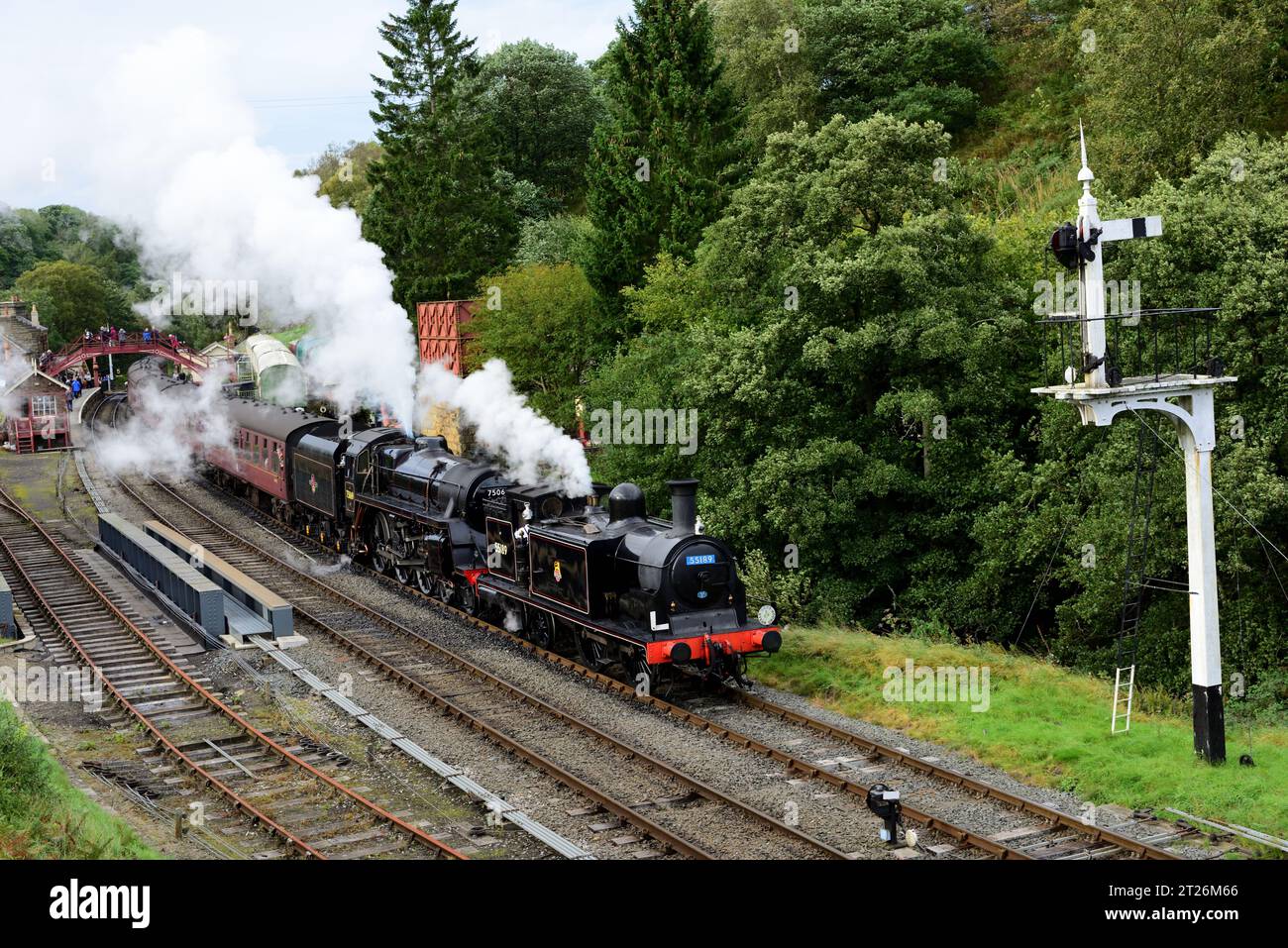 Caledonian Railway classe 439 moteur de réservoir no 55189 et BR Standard classe 4MT no 75069 à la gare de Goathland sur le North Yorkshire Moors Railway. Banque D'Images