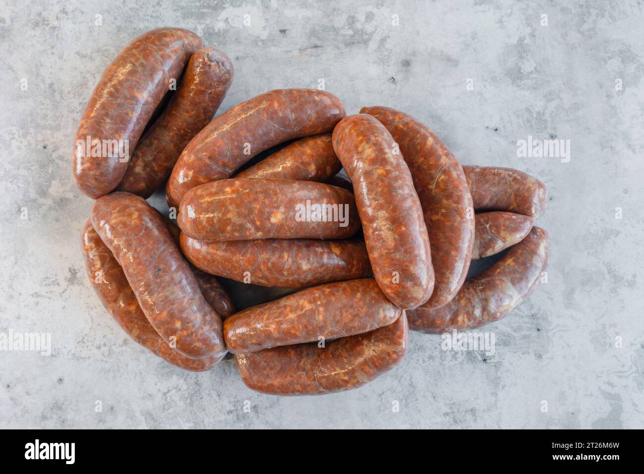 Un ingrédient polyvalent qui peut être utilisé dans une variété de plats, des sauces pour pâtes aux garnitures pour pizza. Le nduja est montré dans un petit plat sur le béton Banque D'Images