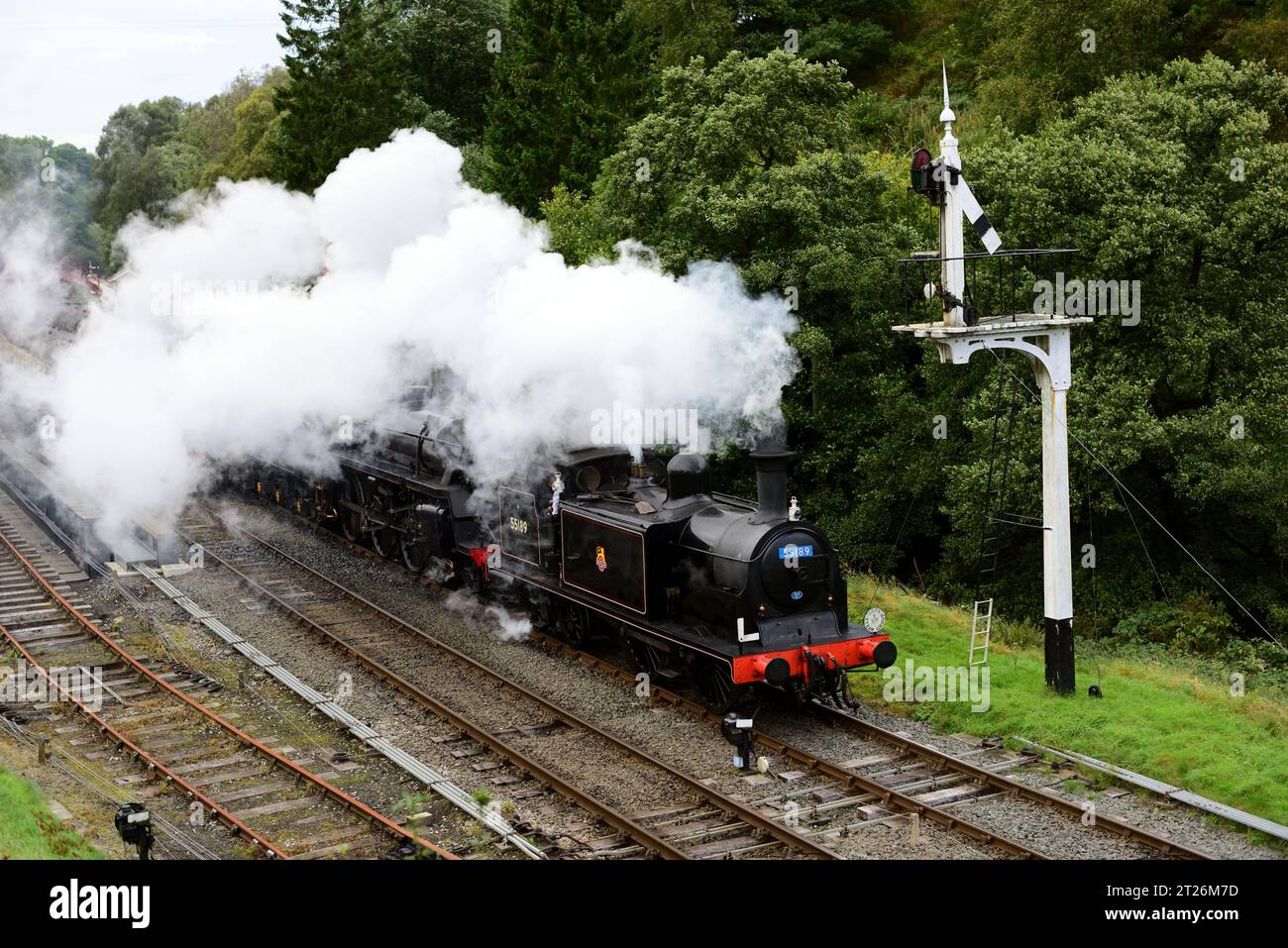 Caledonian Railway classe 439 moteur de réservoir no 55189 et BR Standard classe 4MT no 75069 quittant la gare de Goathland sur le North Yorkshire Moors Railway. Banque D'Images