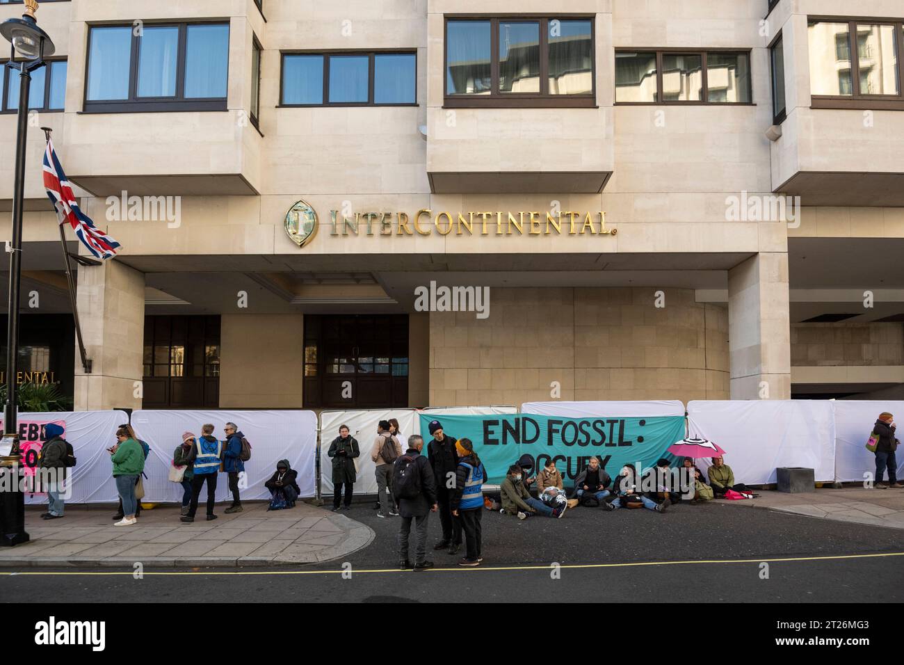 Londres, Royaume-Uni. 17 octobre 2023. Des militants de Fossil Free London et extinction Rebellion lors d'une manifestation climatique « Oil Money Out » devant l'Intercontinental Hotel Park Lane, où se tient un forum de trois jours sur l'intelligence énergétique (anciennement la conférence sur le pétrole et l'argent). Crédit : Stephen Chung / Alamy Live News Banque D'Images