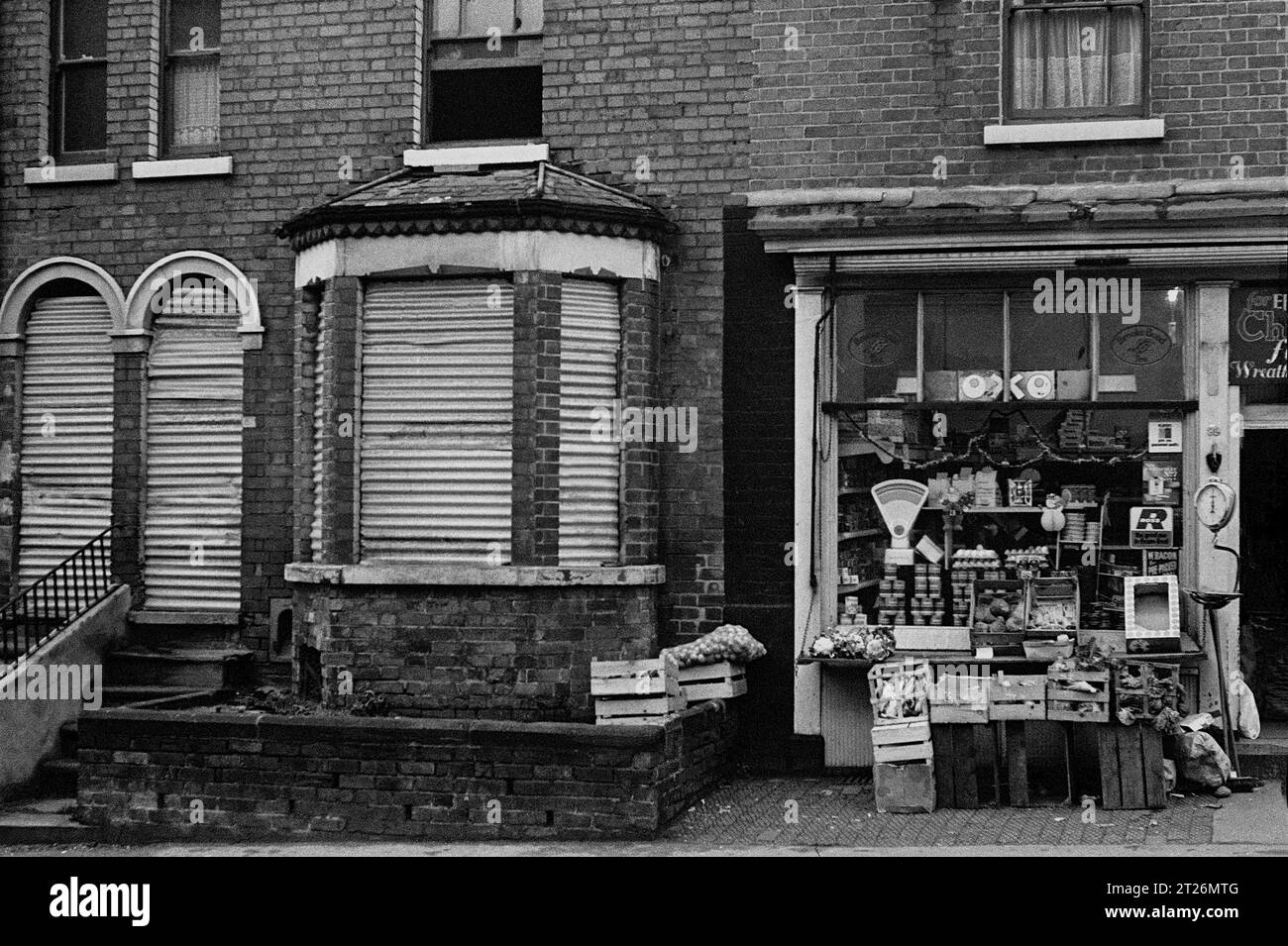 Magasin d'angle vendant des fruits et légumes à côté d'une maison en bord pendant le déminage et la démolition de St ann's, Nottingham.1969-1972 Banque D'Images