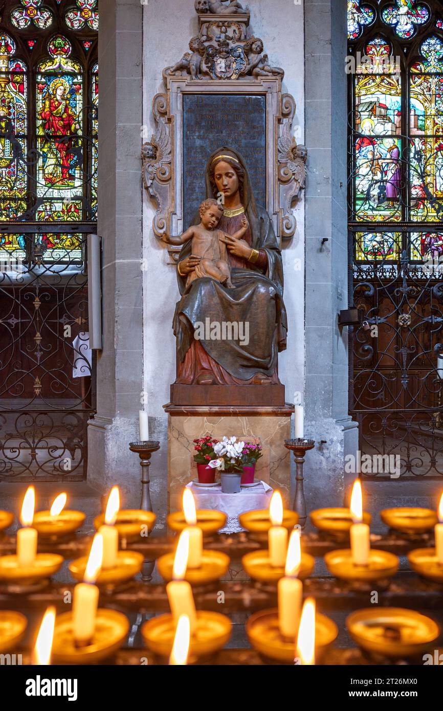 Constance, Allemagne - 29 août 2023 : statue de Marie avec Jésus dans la cathédrale de Constance, Allemagne Banque D'Images