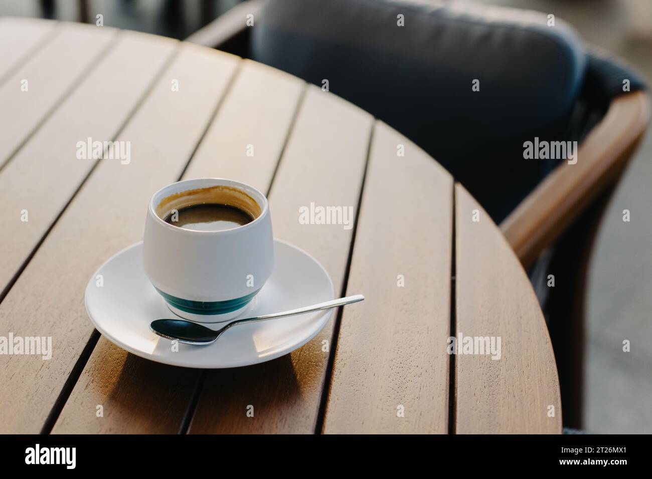 Tasse de café noir sur une table en bois dans un café.Placer pour le texte. Banque D'Images