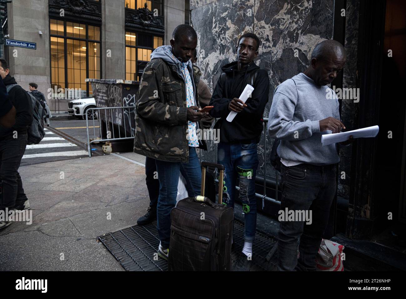 New York, New York, États-Unis. 16 octobre 2023. Des centaines de migrants arrivent à l'hôtel Roosevelt dans le centre-ville de Manhattan après avoir quitté le quartier controversé de St. John's Villa academy refuge sur Staten Island. Les résidents de Staten Island ont organisé des manifestations pendant des semaines pour dénoncer l'utilisation de l'installation comme refuge. En fin de compte, un ordre des inspecteurs du service d'incendie l'a fermé et les migrants ont déménagé. (Image de crédit : © Laura Brett/ZUMA Press Wire) USAGE ÉDITORIAL SEULEMENT! Non destiné à UN USAGE commercial ! Banque D'Images