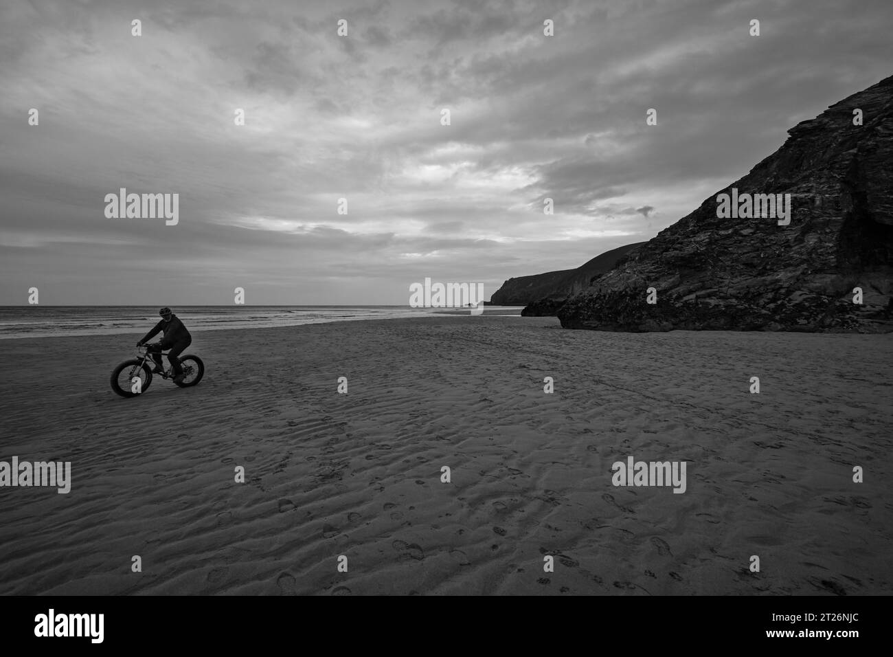 Homme à vélo sur la plage CHAPELLE PORTH BEACH ST.AGNES HERITAGE COAST CORNWALL Banque D'Images