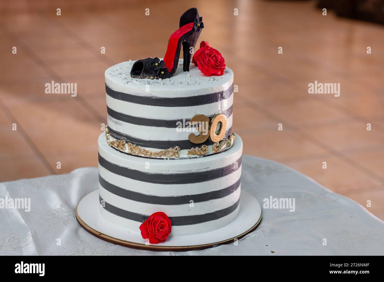 un beau gâteau pendant 30 ans avec une chaussure de femme Banque D'Images