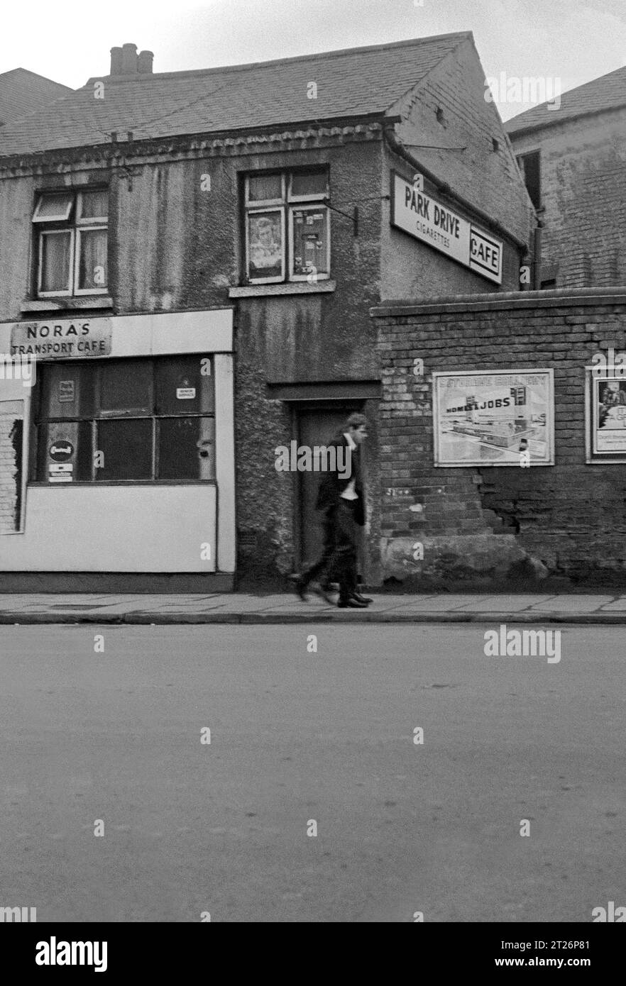 Nora's Cafe sur St ann's Well Road, notez une publicité pour Park Drive cigarettes, pendant le nettoyage des bidonvilles et la démolition de St ann's, Nottingham. 1969-72 Banque D'Images