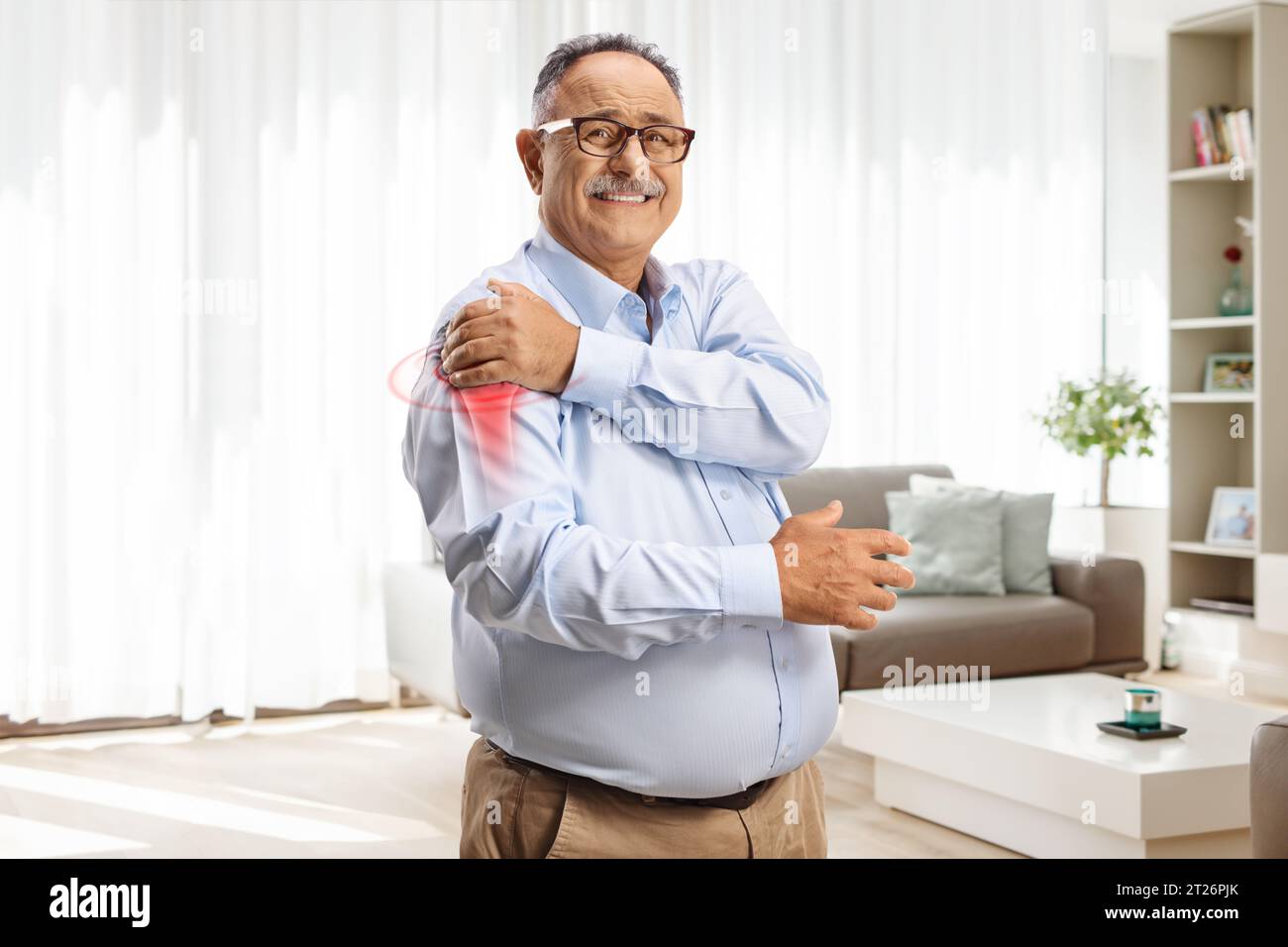 Homme mûr souffrant d'arthrite dans le concept de douleur et de maladie d'épaule isolé sur fond blanc Banque D'Images