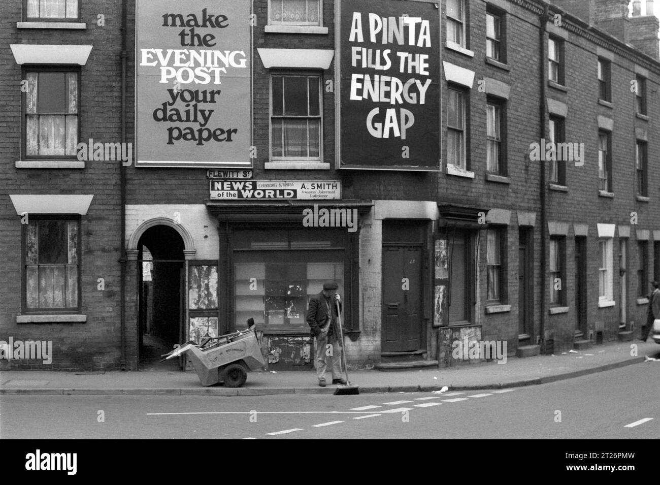 Road Sweeper devant un magasin de presse à l'angle de Flewitt Street pendant le déminage et la démolition de St ann's, Nottingham. 1969-1972 Banque D'Images