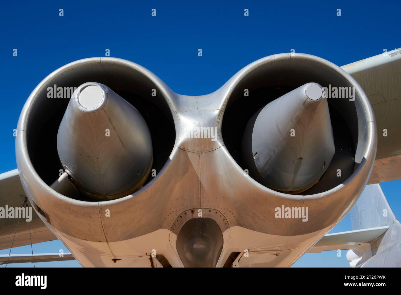 Vue rapprochée des apports des moteurs à réaction J47 de General Electric alimentant le bombardier stratégique à longue portée Stratojet B-47 de Boeing Banque D'Images