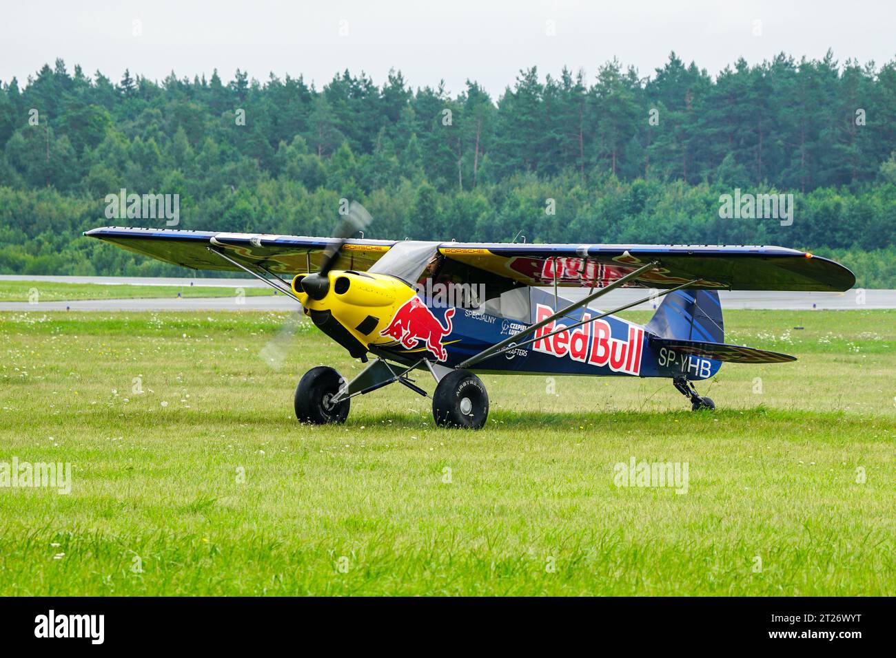 Liepaja, Lettonie- 06 août 2023 : avion Cub Crafters Carbon Cub SP-YHB au salon aérien, avion Red Bull Banque D'Images