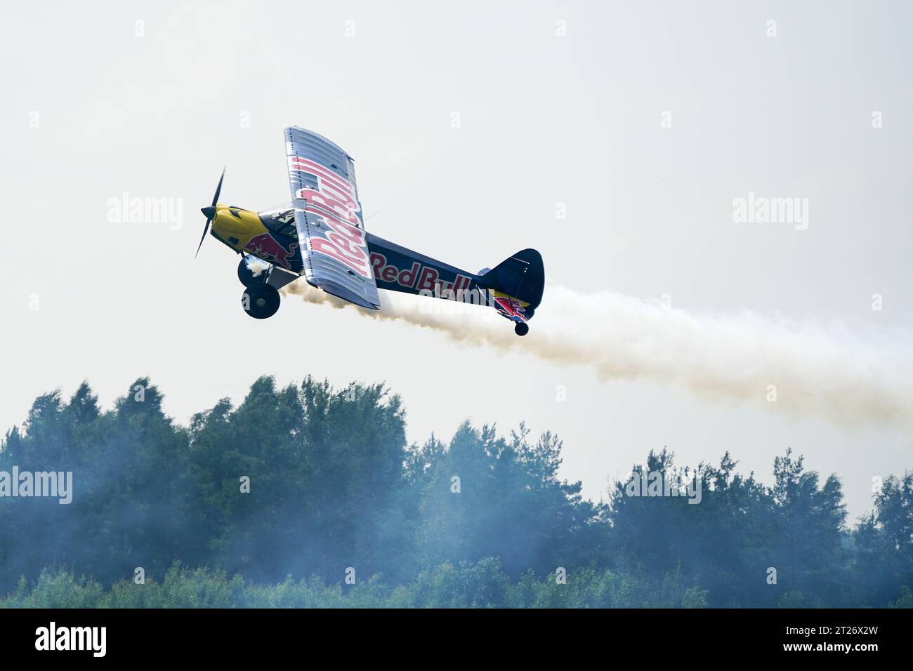 Liepaja, Lettonie- 06 août 2023 : avion Cub Crafters Carbon Cub SP-YHB au salon aérien, avion Red Bull Banque D'Images