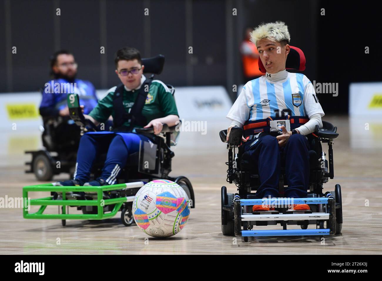 Sydney, Australie. 17 octobre 2023. Valentino Zegarelli (à droite) de l'équipe Argentine de football en fauteuil roulant et Patrick Cumiskey (à gauche) de l'équipe nord-irlandaise de football en fauteuil roulant vus en action lors de la coupe du monde FIPFA de football en fauteuil roulant 2023 entre l'Argentine et l'Irlande du Nord à Quaycentre. Score final ; Argentine 1:1 Irlande du Nord. (Photo Luis Veniegra/SOPA Images/Sipa USA) crédit : SIPA USA/Alamy Live News Banque D'Images