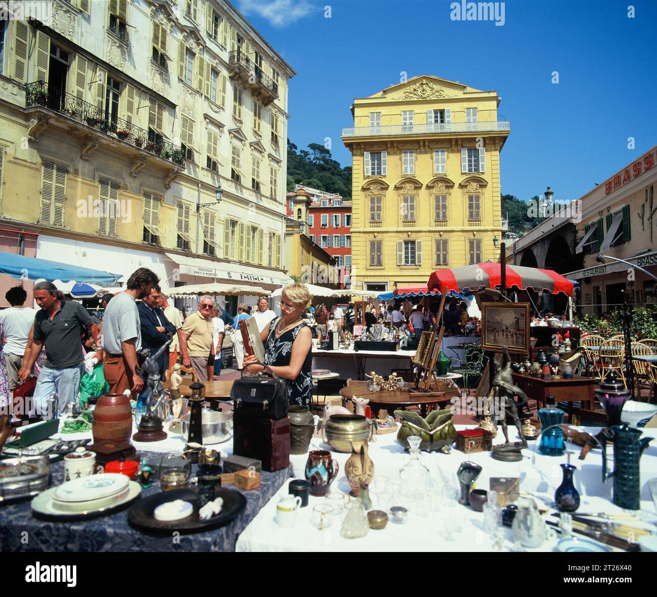 France. Provence-Alpes-Côte d'Azur. Bien. Marché des antiquités cours Saleya. Banque D'Images