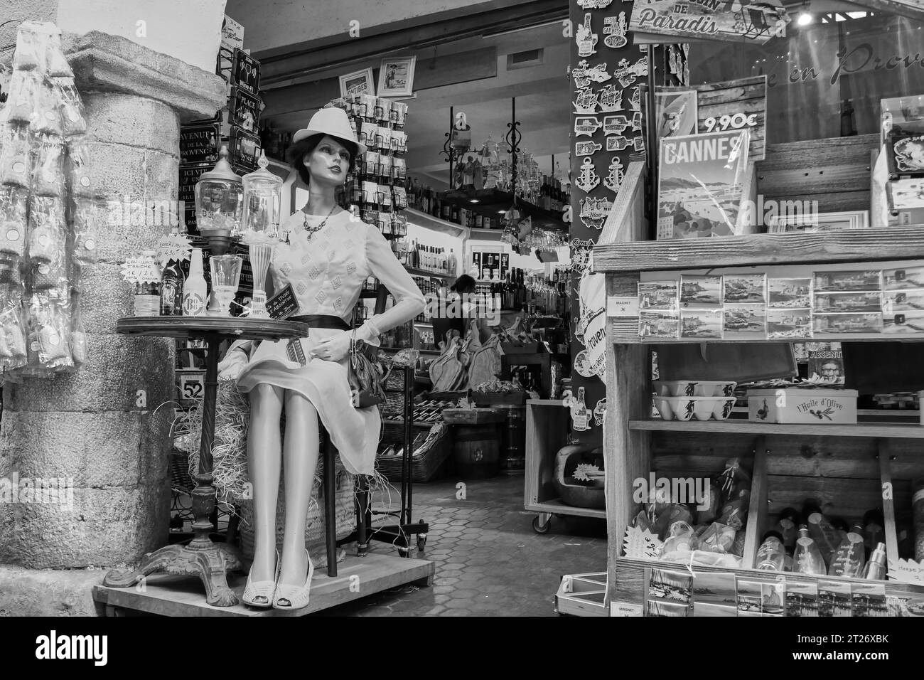 Présentation en noir et blanc d'une boutique avec décor et mannequin à la boutique Absinthe dans la vieille ville d'Antibes, France Banque D'Images