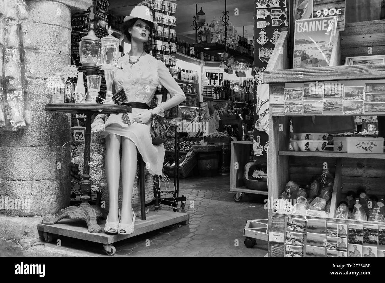 Présentation en noir et blanc d'une boutique avec décor et mannequin à la boutique Absinthe dans la vieille ville d'Antibes, France Banque D'Images