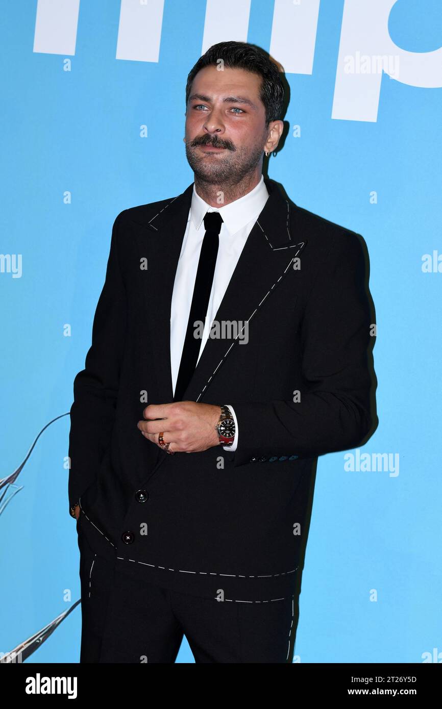 Soirée d'ouverture - MIPCOM 2023 CANNES, FRANCE - OCTOBRE 16 : Onur Tuna, assiste à la "soirée d'ouverture" tapis rouge à l'hôtel Majestic en octobre Banque D'Images