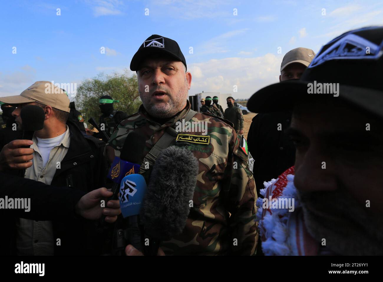 Ayman Nofal, un dirigeant des Brigades Izz al-DIN al-Qassam, la branche militaire du Hamas, prend la parole lors d’un exercice militaire conjoint des factions palestiniennes à Rafah, dans le sud de la bande de Gaza dossier : Ayman Nofal, dirigeant des Brigades Izz al-DIN al-Qassam, la branche militaire du Hamas, prend la parole lors d’un exercice militaire conjoint des factions palestiniennes à Rafah, dans le Sud de la bande de Gaza, le 29 décembre 2021. Photo Ashraf Amra Rafah bande de Gaza territoire palestinien 171023 APA File 004 Copyright : xapaimagesxAshrafxAmraxxapaimagesx crédit : Imago/Alamy Live News Banque D'Images