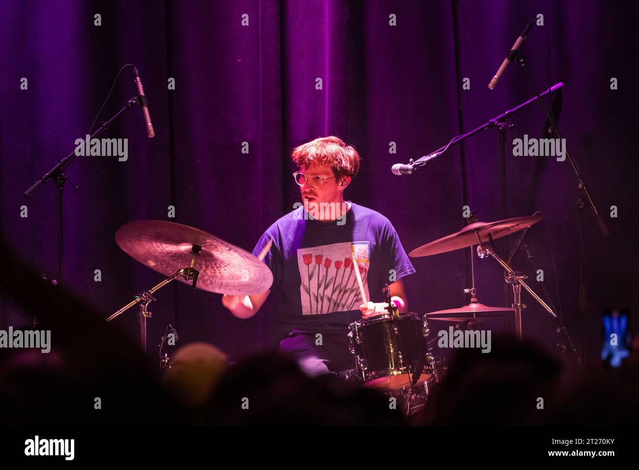 Oslo, Norvège. 16 octobre 2023. Le groupe de rock indie anglais Black Country, New Road donne un concert live au Cosmopolite à Oslo. Ici le batteur Charlie Wayne est vu en direct sur scène. (Crédit photo : Gonzales photo - Stian S. Moller). Banque D'Images